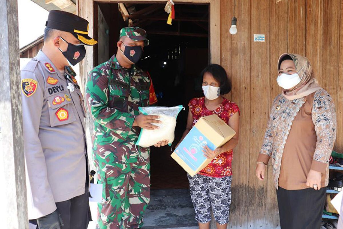 Bupati Kobar ikut bagikan bansos ke rumah warga terdampak COVID-19