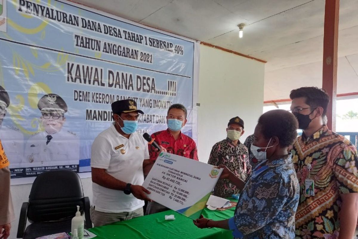 BPJAMSOSTEK Jayapura serahkan santunan tenaga kerja nonASN Keerom