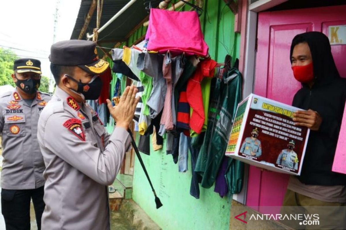 Menapaki pintu ke pintu untuk selamatkan warga Kendari saat pandemi