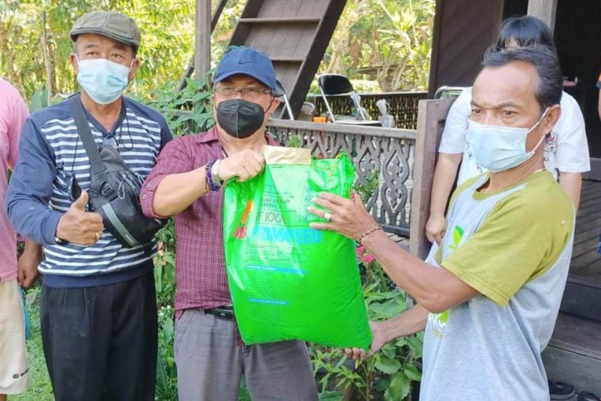 Enam pokdakan di Gumas terima bantuan benih dan pakan ikan