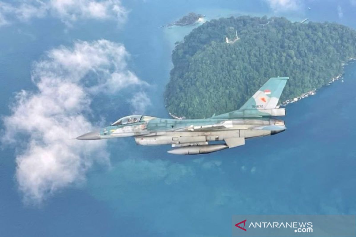 Pesawat Tempur F-16  patroli pulau terluar di Selat Malaka