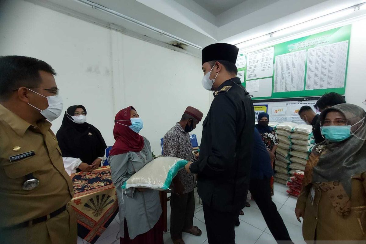 Pemkot Bukittinggi serahkan bantuan beras untuk warga