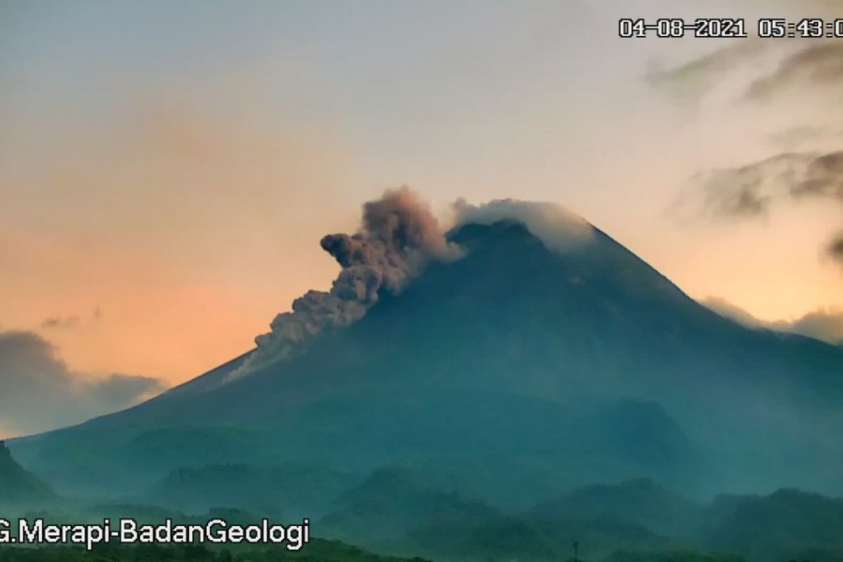 Gunung Merapi luncukan awan panas guguran sejauh 1.400 meter