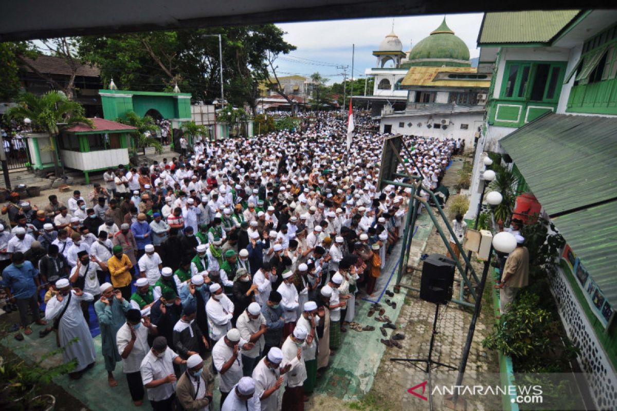 Puluhan ribu umat Islam shalatkan jenazah Habib Saggaf sebelum dimakamkan di samping makam adiknya Habib Sayyid Abdillah