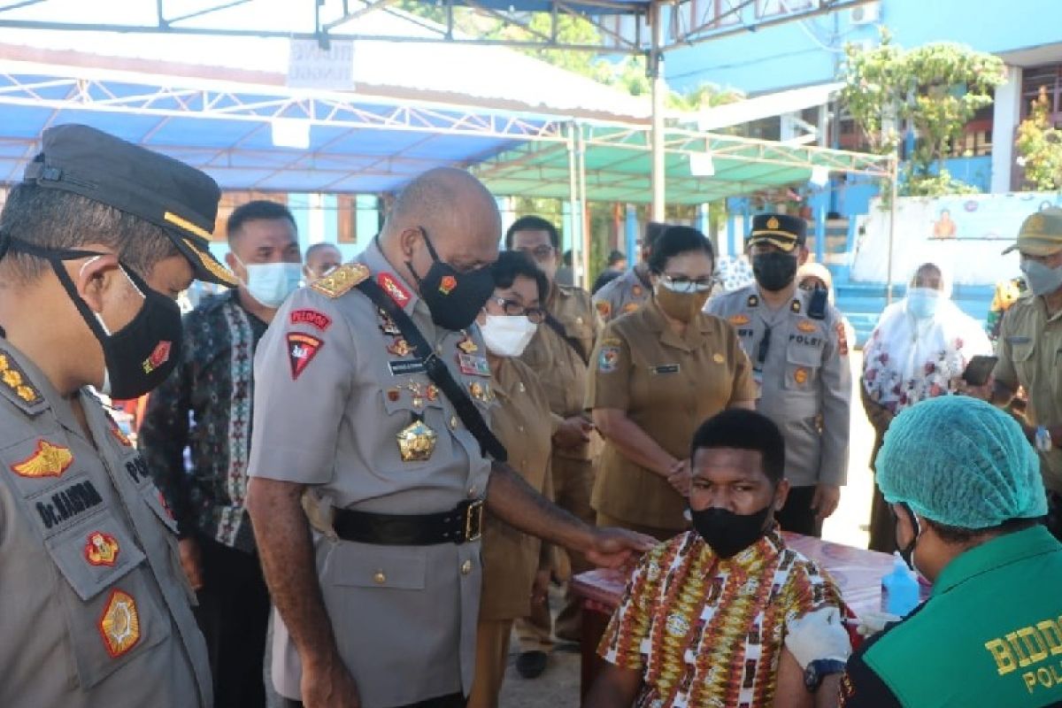 Polda Papua edukasi warga tentang vaksinasi COVID-19 melalui pelajar