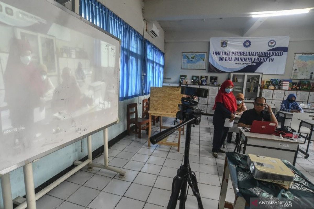 Melanggar aturan PPKM, Satpol PP Jaktim segel dua sekolah selama pandemi COVID-19