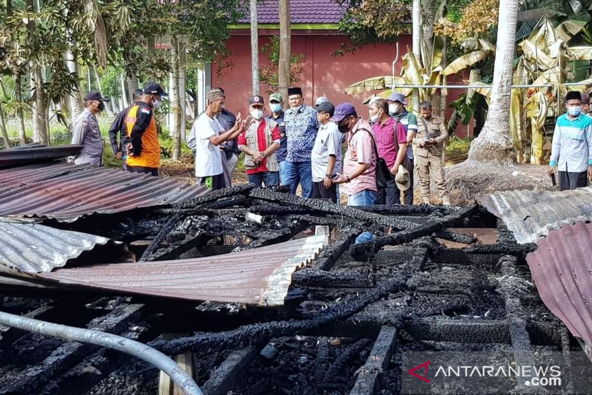 Usai rumahnya terbakar, Sukarmin kembali sumringah