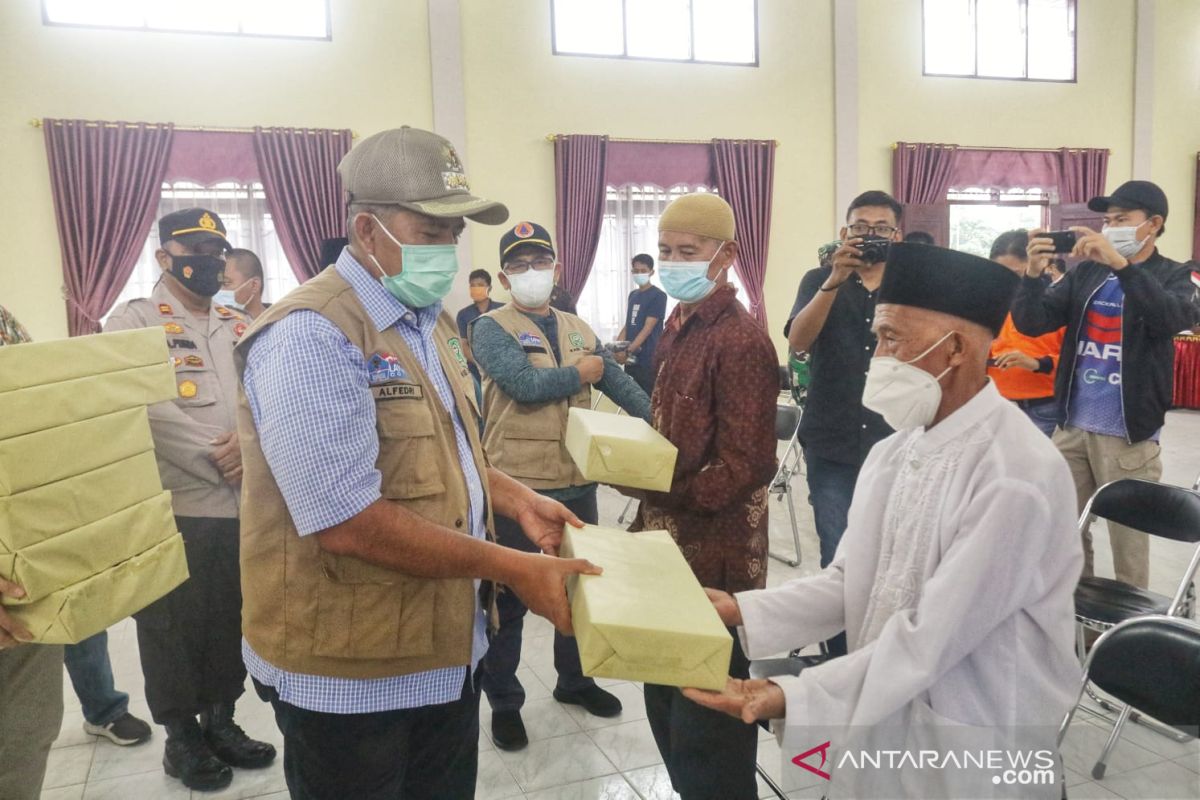 Bupati Siak bagikan masker ke tempat ibadah dan pasar di Bungaraya