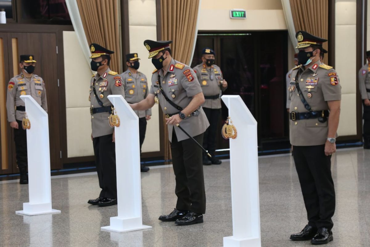 Kapolri lantik tiga pati Polri dukung penuntasan penanganan  COVID-19