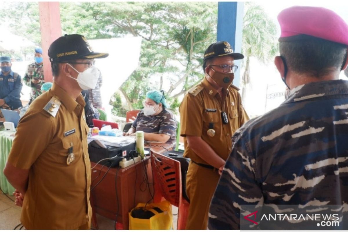 Pemerintah kota  Bitung pantau vaksinasi COVID-19 di Pulau Lembeh