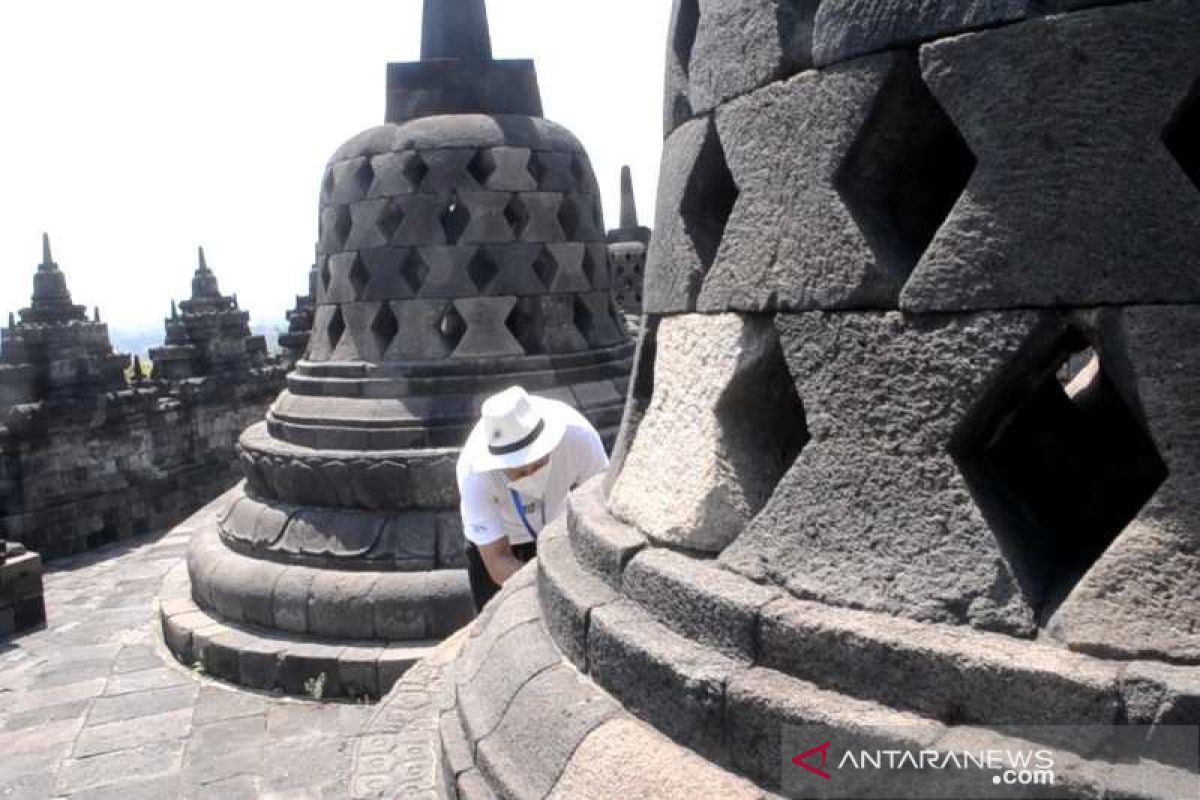 Candi Borobudur diselimuti hujan abu  Merapi