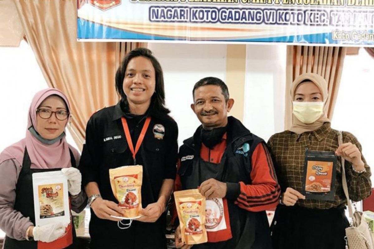 Warga Koto Gadang Anam Koto Agam dilatih mahasiswa kukerta UNRI membuat produk olahan ikan