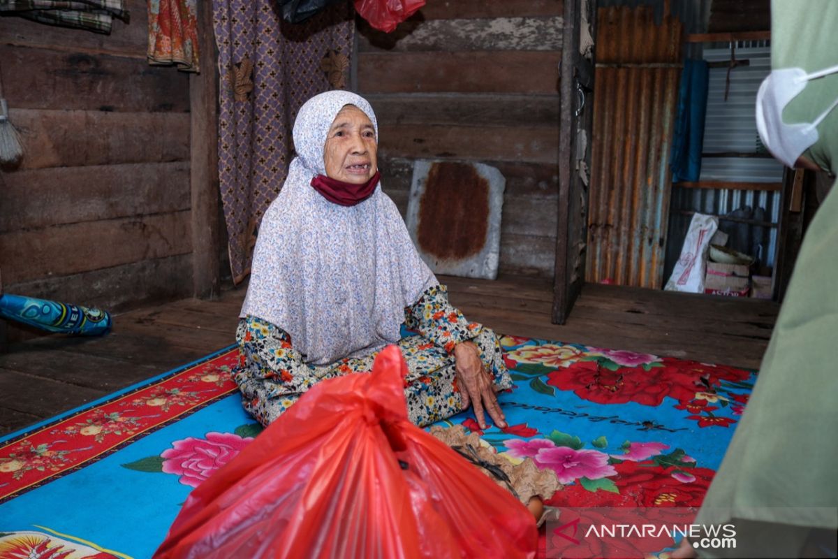 Tinggal sebatang kara, Nek Ruteh curhat ke Ketua Dekranasda Siak