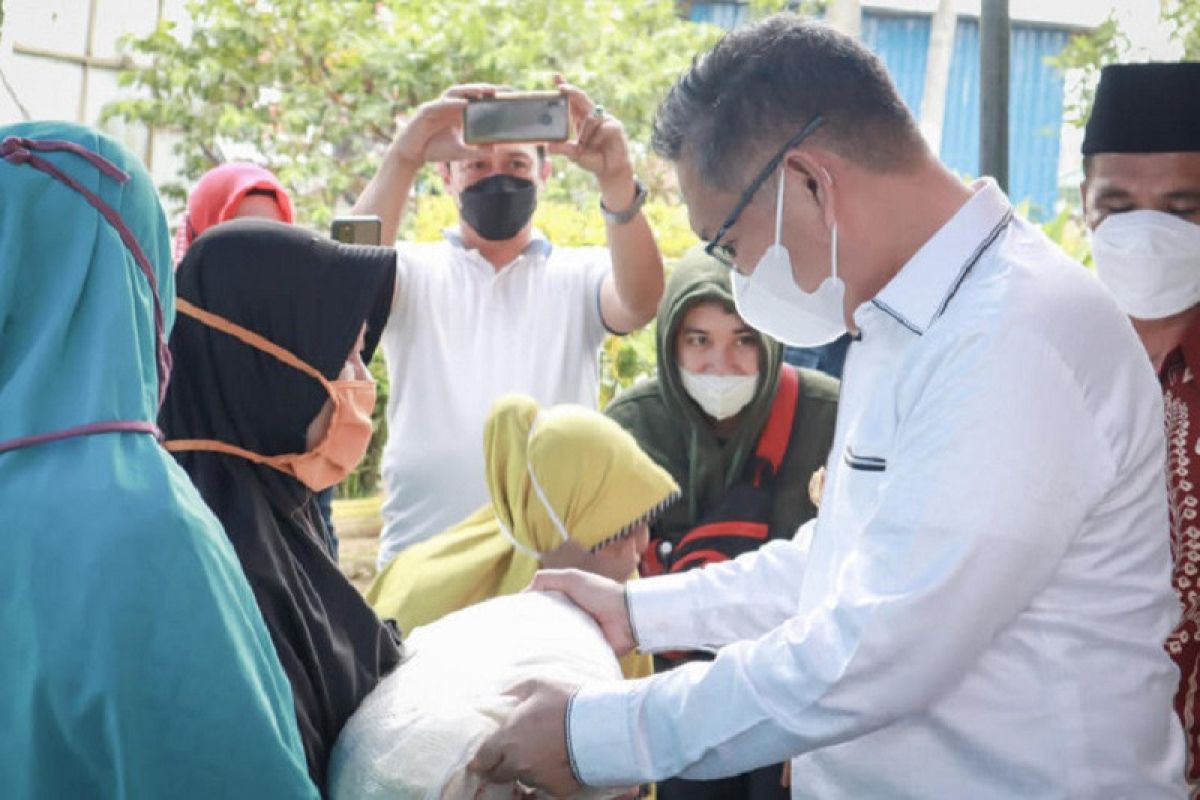 Kendari salurkan bantuan beras PPKM kepada 251 KPM