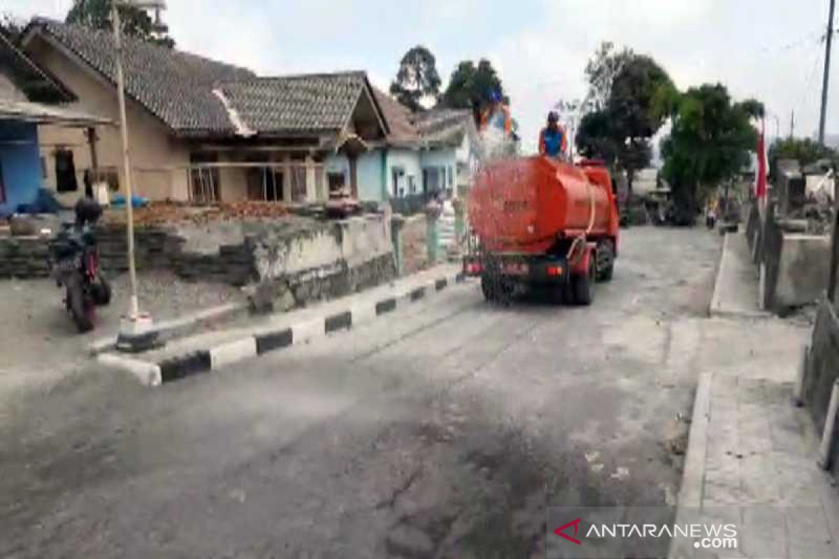 BPBD Boyolali bantu 10 tangki air bersihkan abu Merapi di desa terdampak