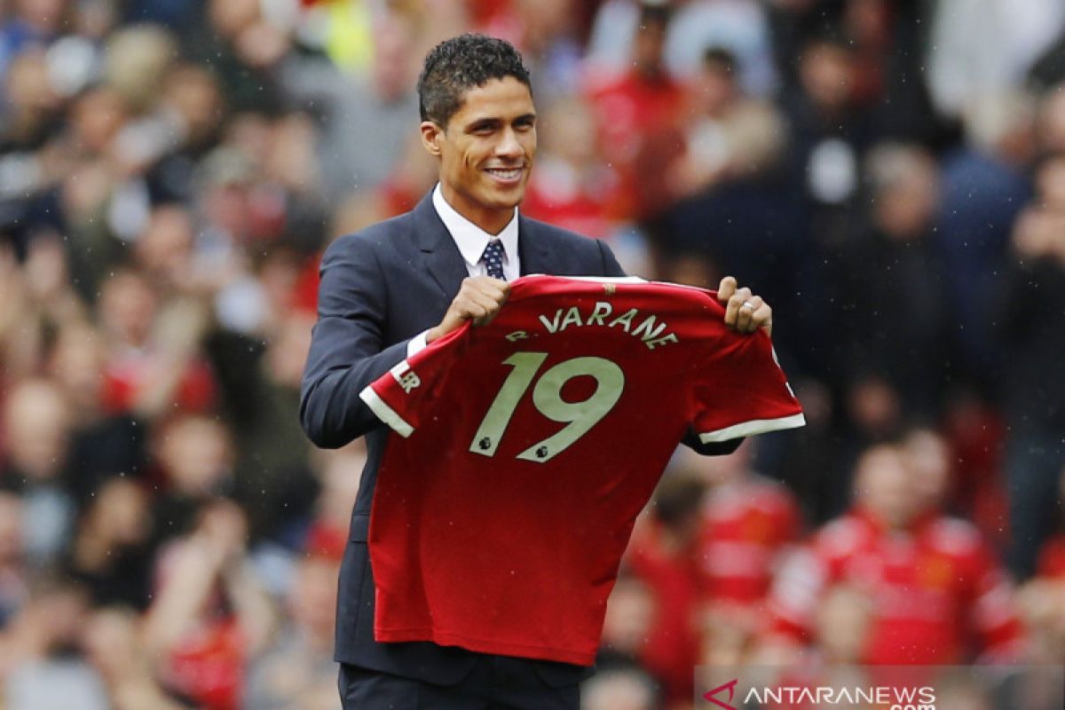 Sejak 2011 MU dan Sir Alex incar Varane