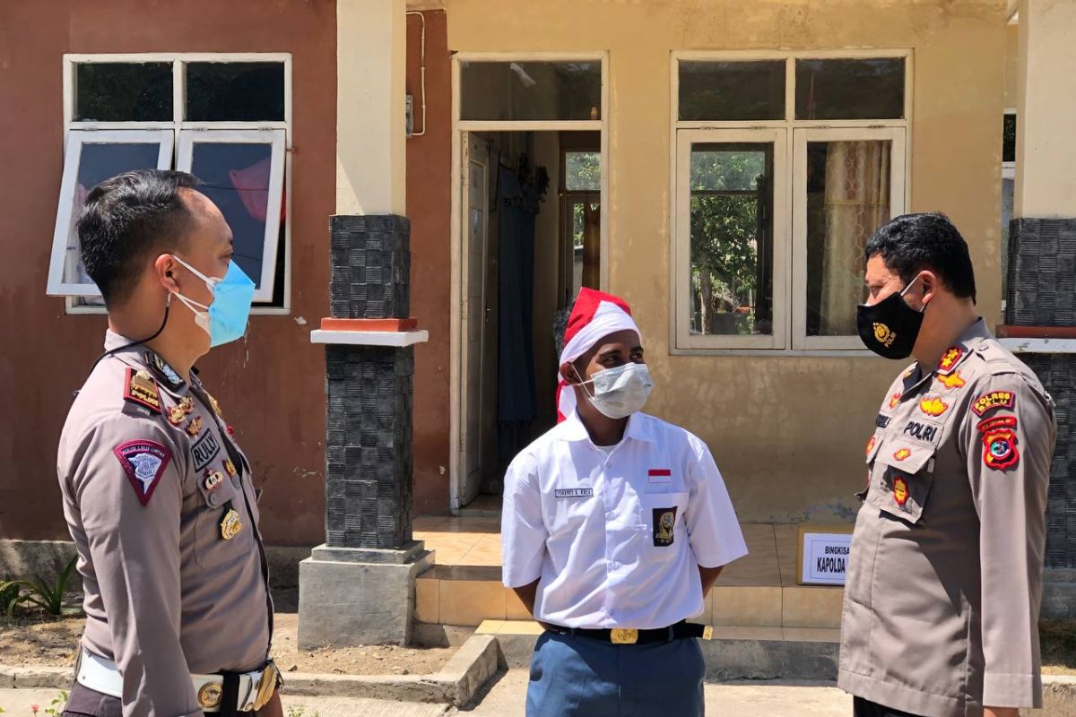 Pemanjat tiang bendera dapat bingkisan kemerdekaan dari Kapolda