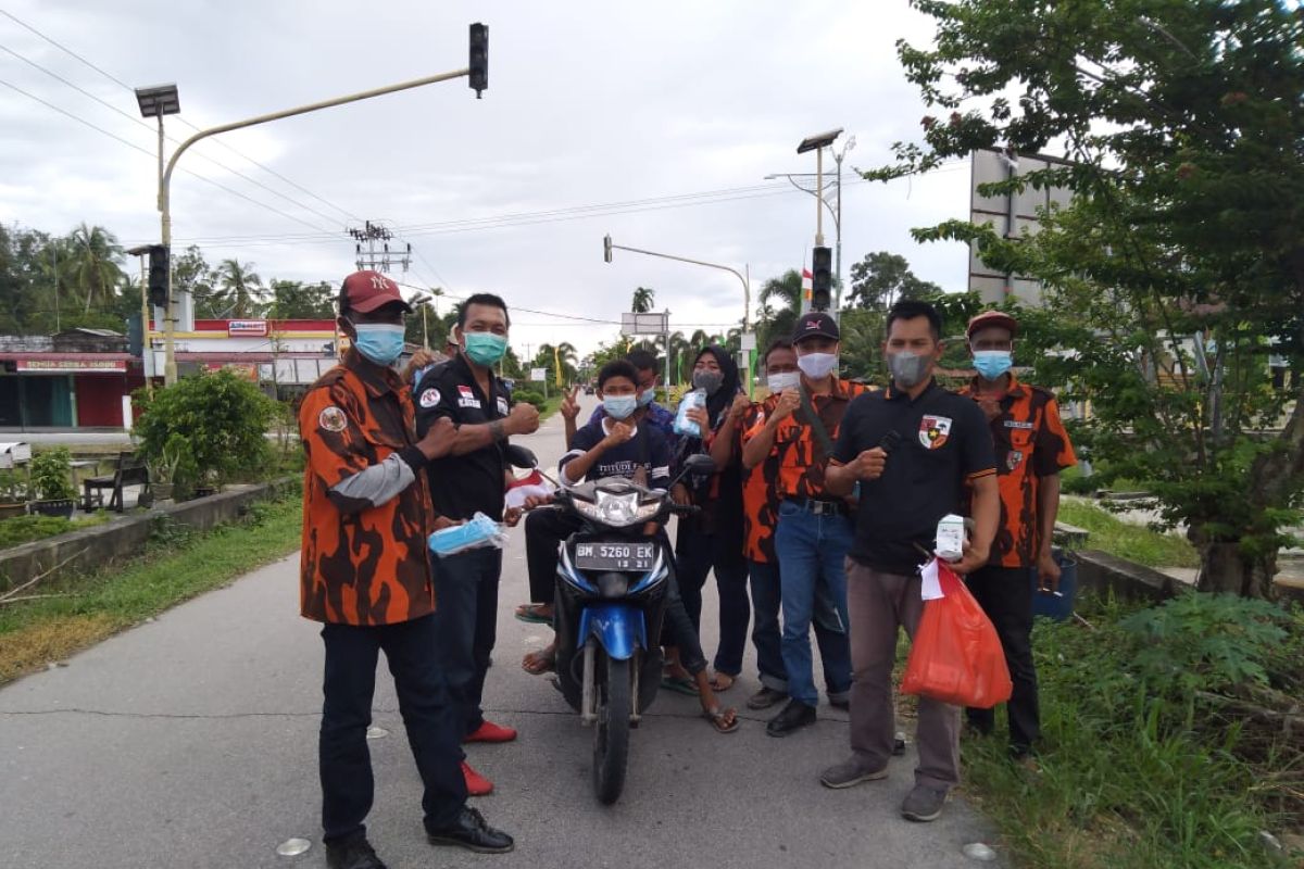 Sambut hari Kemerdekaan, Pemuda Pancasila Bantan bagi-bagi masker dan bendera