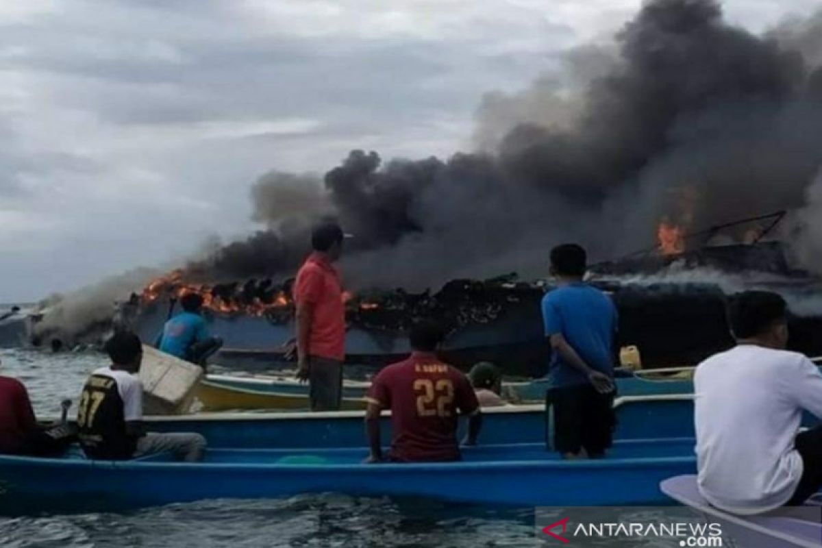 Satu kapal penumpang terbakar  di wilayah perairan Bombana