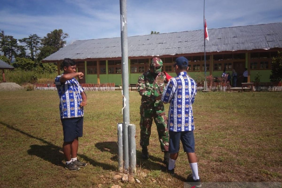 Babinsa Koramil Kwatisore Nabire latih paskibra siswa SD