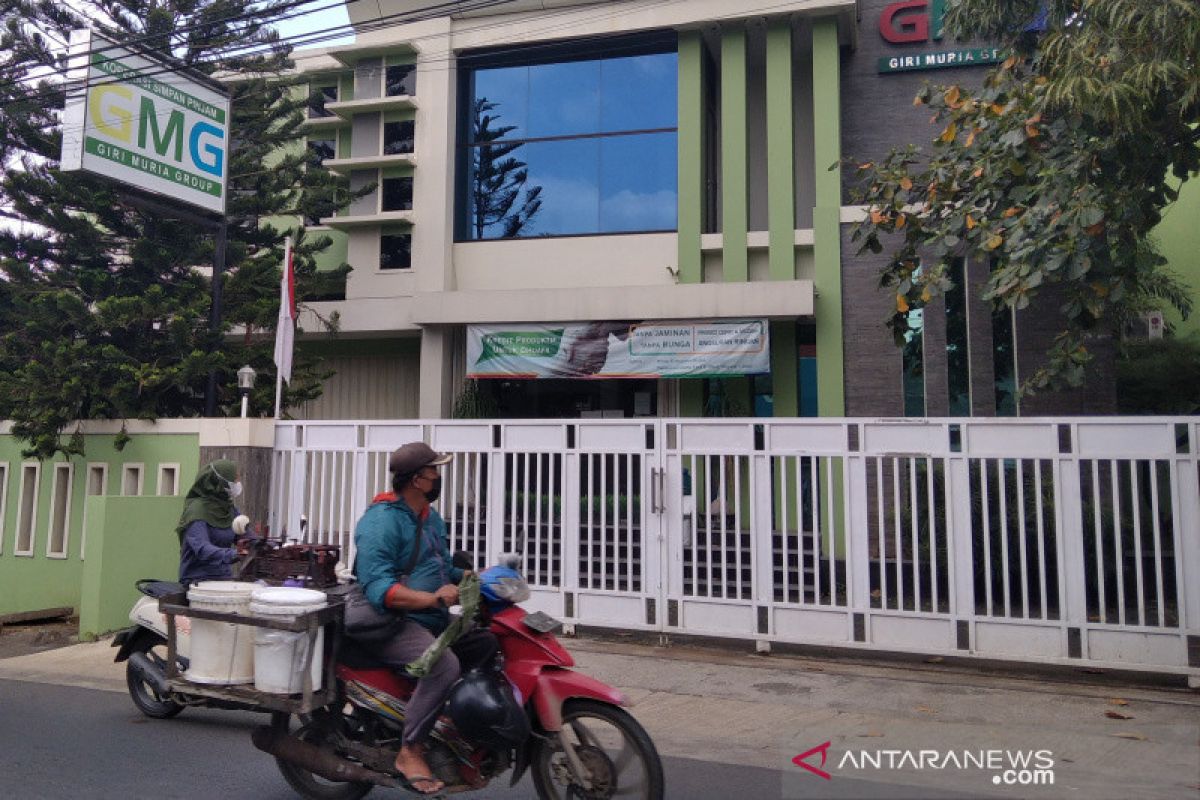 Nasabah datangi Kantor KSP Giri Muria Kudus untuk menarik  uangnya