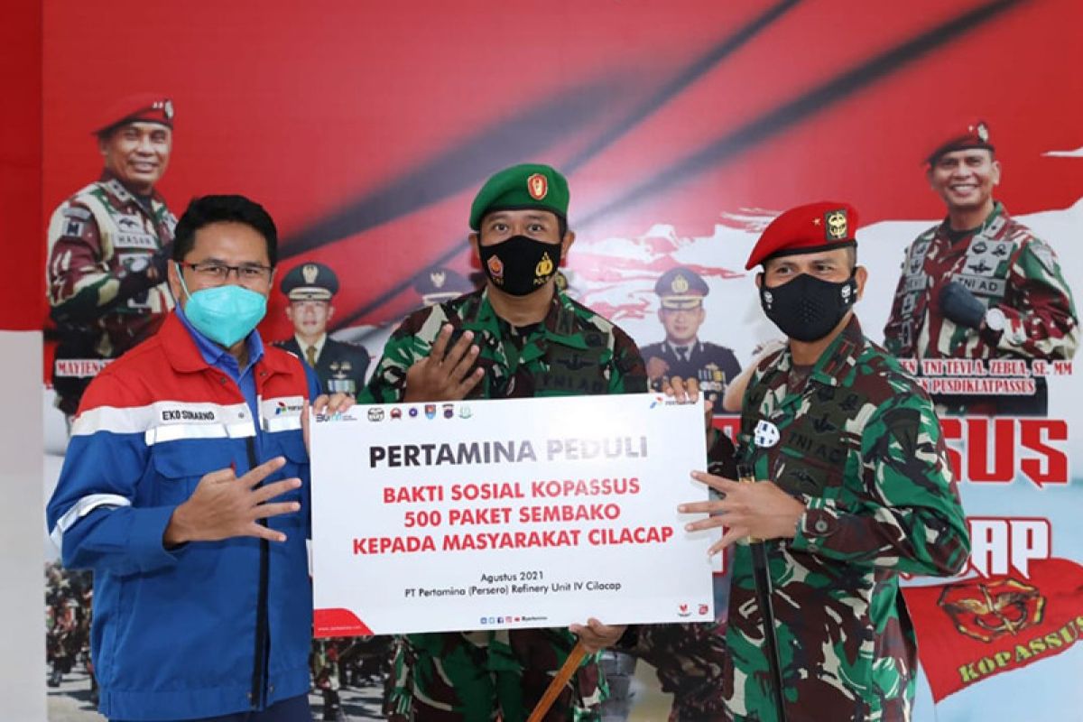 Pertamina Cilacap dan Kopassus salurkan 500 paket sembako kepada warga terdampak pandemi