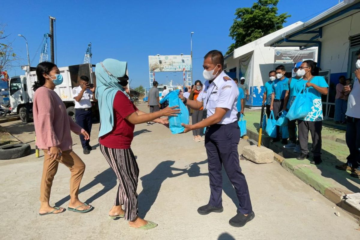 Otoritas pelabuhan Labuan Bajo rayakan HUT RI dengan membagi sembako