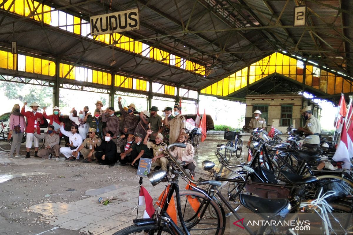 Komunitas Ontel Kudus rayakan HUT RI dengan mengunjungi Stasiun KA Wergu Kulon