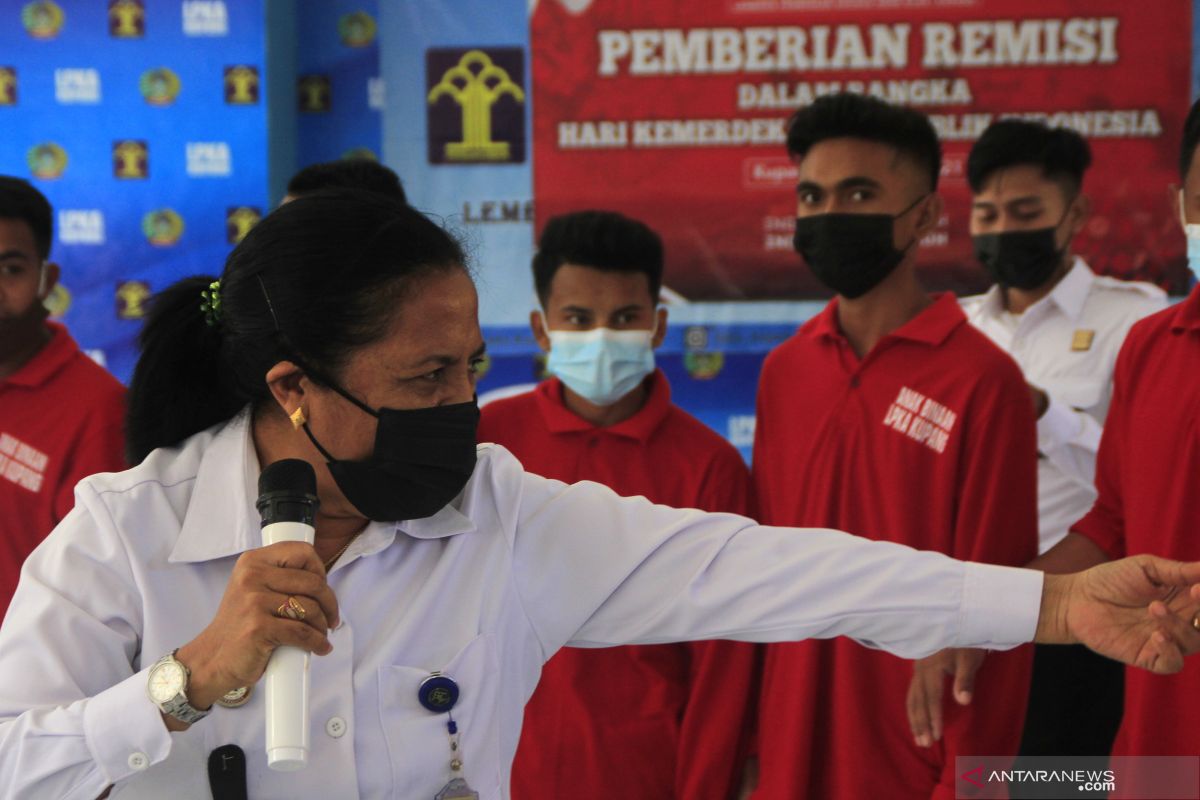 Dharma Wanita Kemenkuham NTT bermain bersama anak binaan di lapas anak