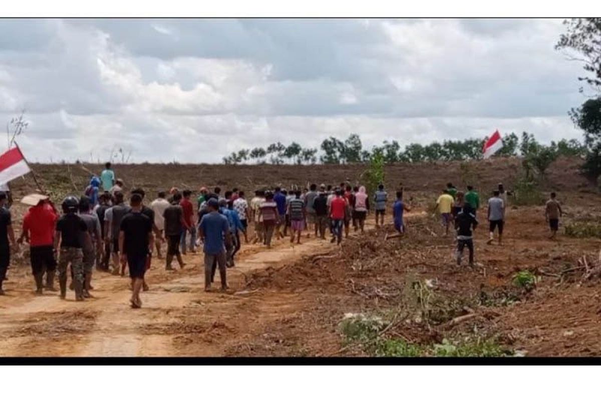 Ratusan warga Desa Sugihan minta PT MHP hentikan penggusuran lahan