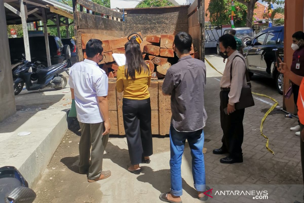 Polhut NTB melimpahkan tersangka perambahan hutan ke jaksa