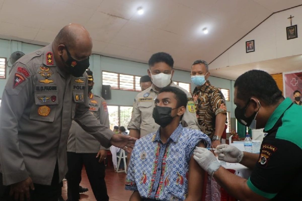 Kapolda Papua tinjau vaksinasi "merdeka" di SMA Taruna Bakti Waena