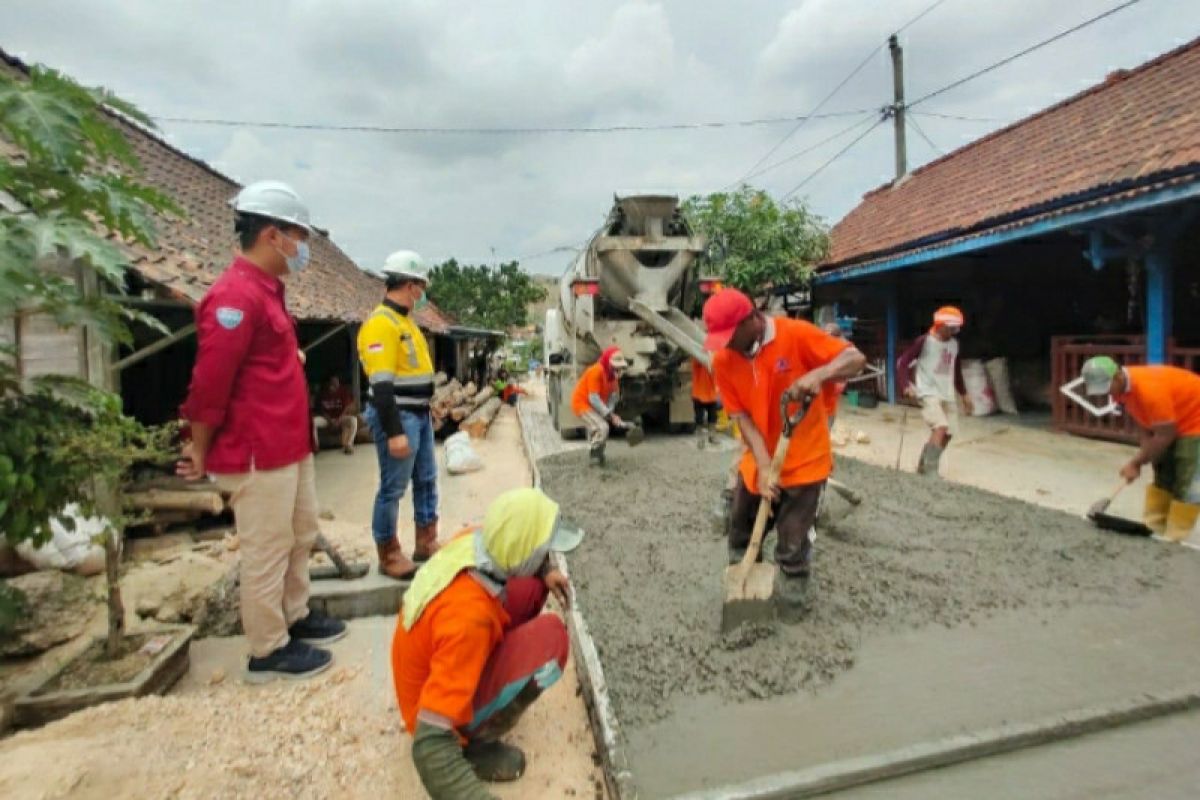 Semen Gresik bangun jalan beton di desa sekitar pabrik