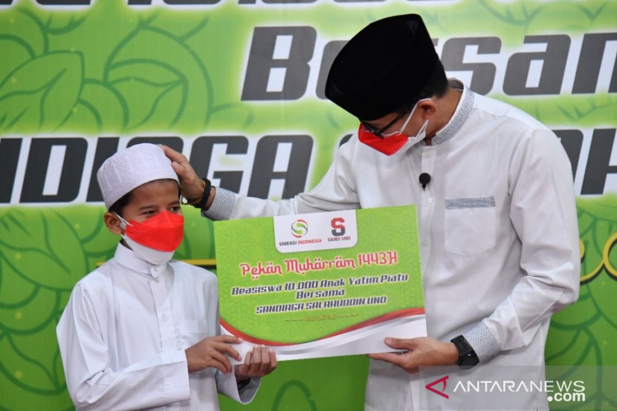 Sandiaga Uno sebar 10.000 beasiswa anak yatim dari pedagang kecil