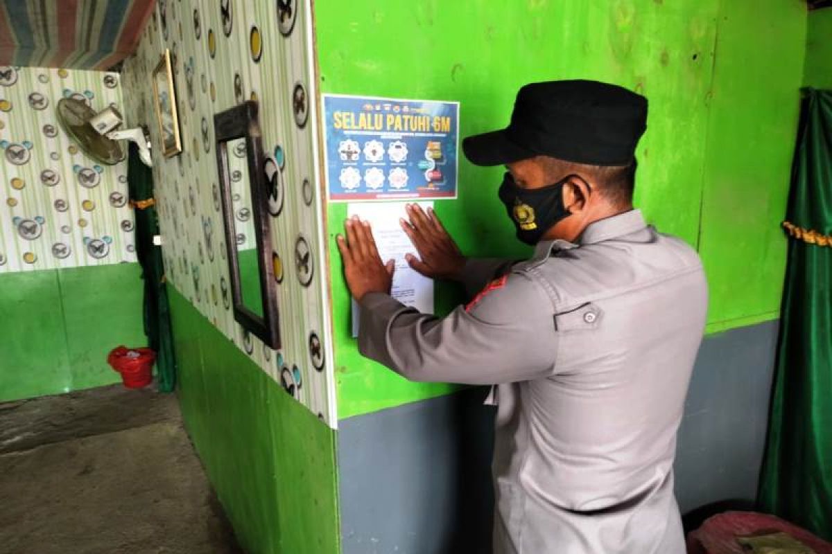 Polres Mamuju Tengah pasang stiker siaga COVID-19 di tempat keramaian