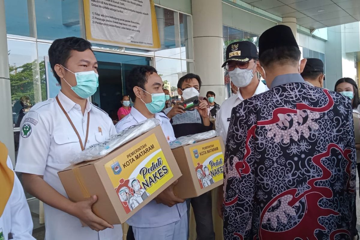 Pemkot Mataram memberikan bingkisan paket sembako untuk nakes