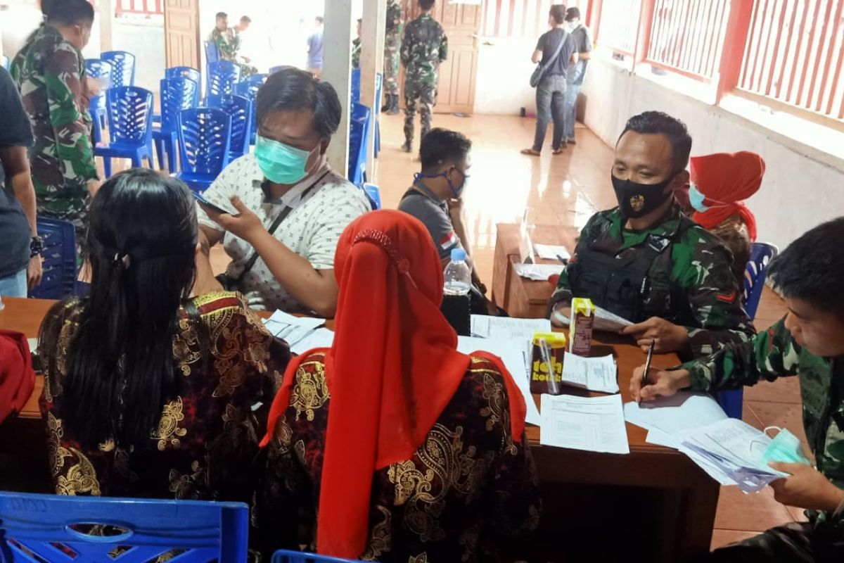 Usai Latihan Tempur, Yonif 725/Wrg Bantu Vaksin Warga Konawe Utara