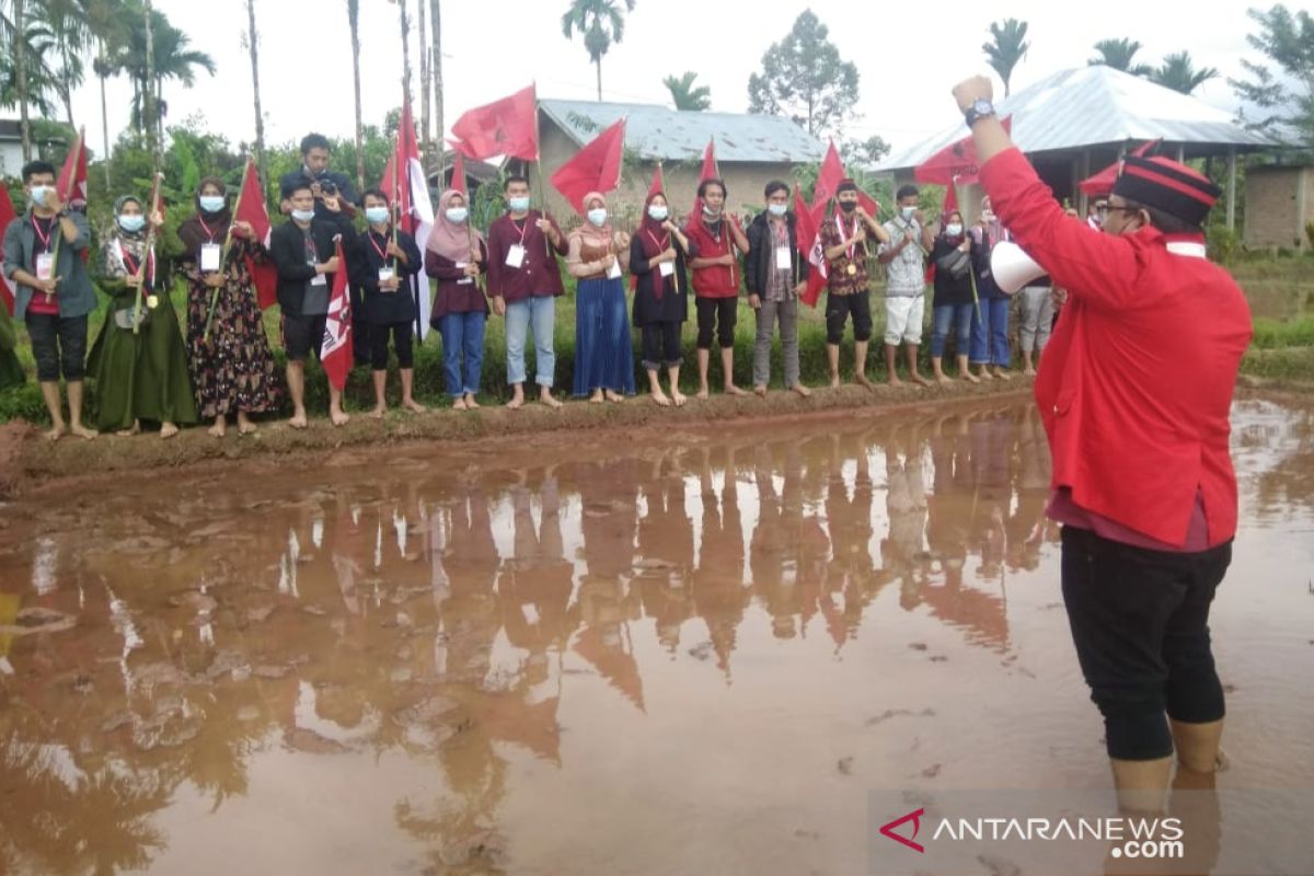 GMNI ajari kader turun ke sawah serap keluhan petani