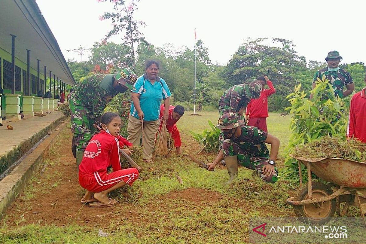 Satgas TNI ajarkan kebersihan lingkungan untuk siswa di perbatasan