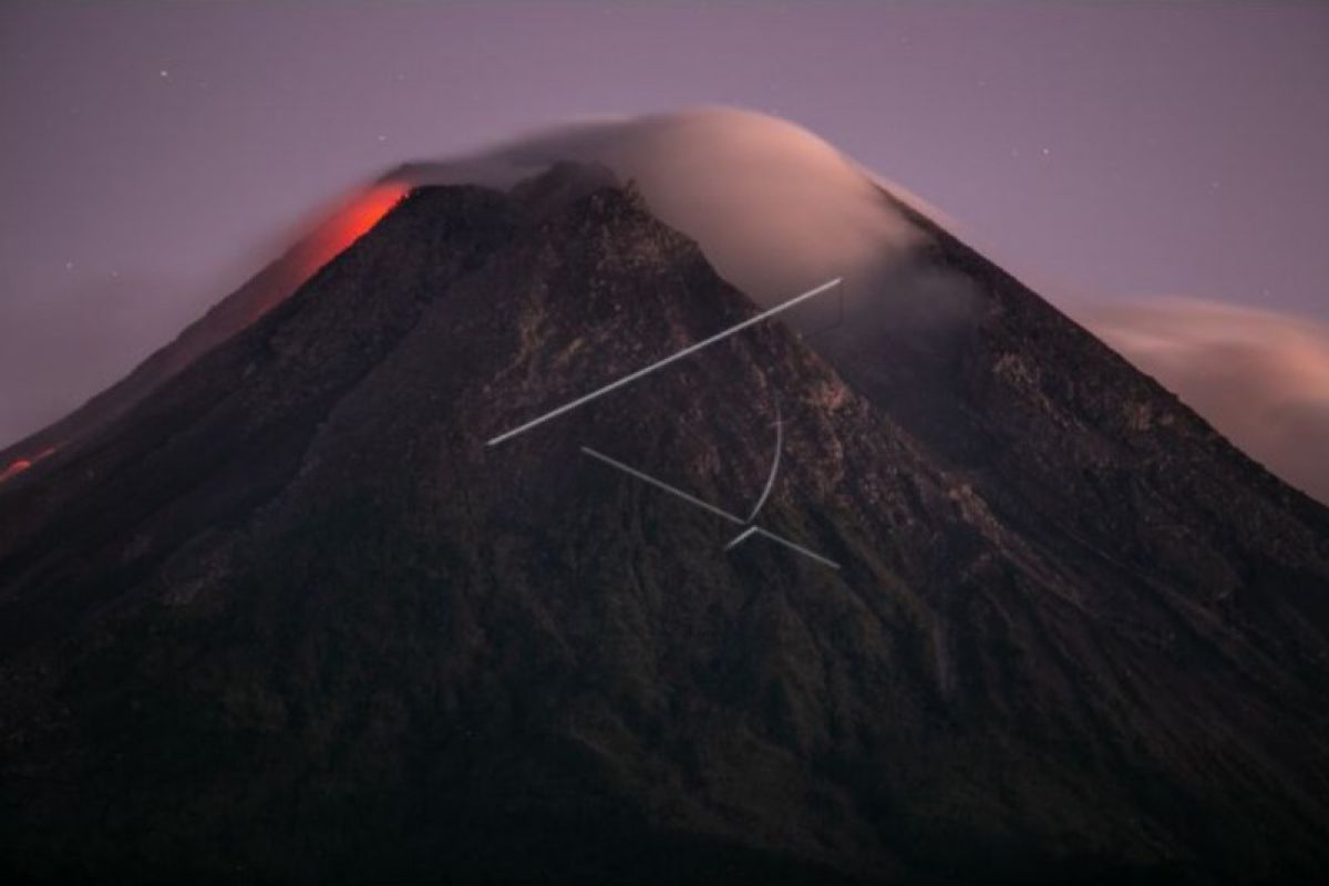 Gunung Merapi luncurkan 18 kali guguran lava pijar hingga sejauh 1,5 km