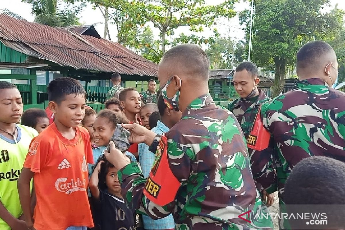 Satgas TNI Yonif 403 bagikan susu dan makanan gratis untuk anak di perbatasan