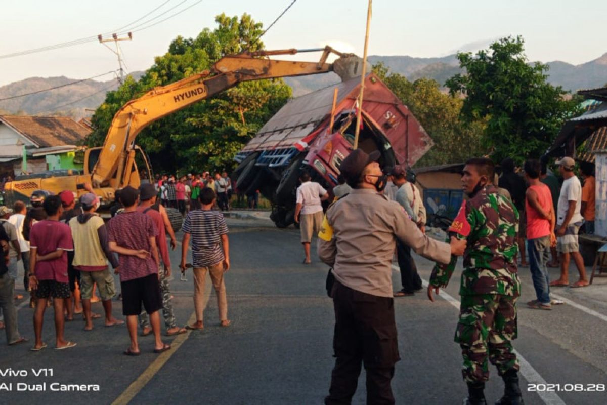 Hindari sapi, tronton bermuatan dedak terguling timpa kios dan rumah warga di Lape