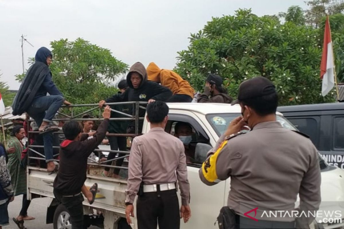 Kerumunan "Bonek" Persebaya dibubarkan polisi di Cikarang