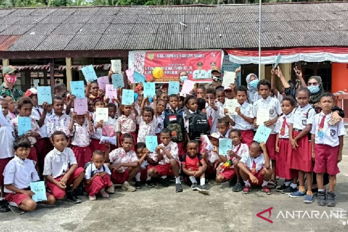 Satgas TNI bagikan perlengkapan sekolah siswa di perbatasan RI-PNG