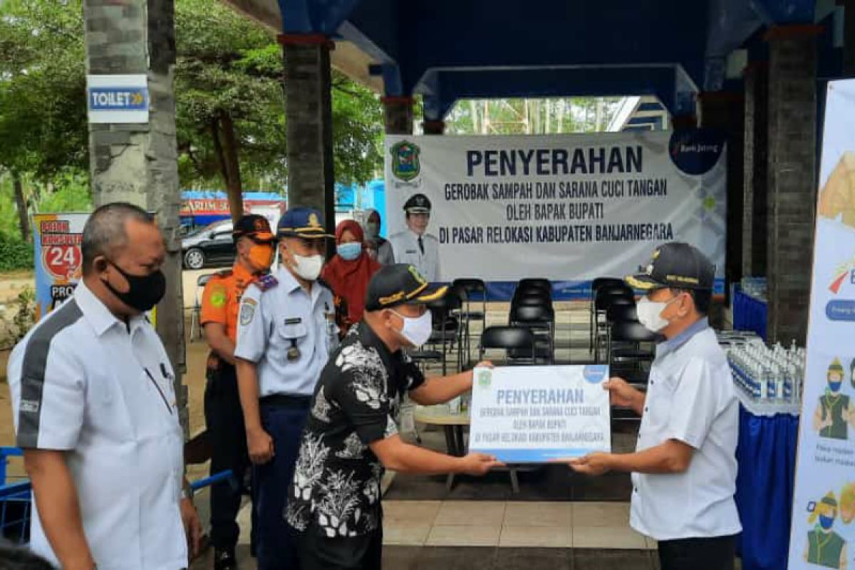 Bank Jateng Banjarnegara bantu gerobak sampah dan sarana prokes