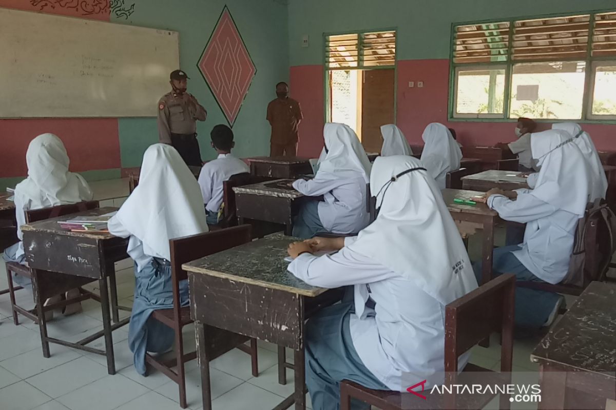 Polisi pantau prokes dalam pembelajaran tatap muka terbatas di Sumbawa