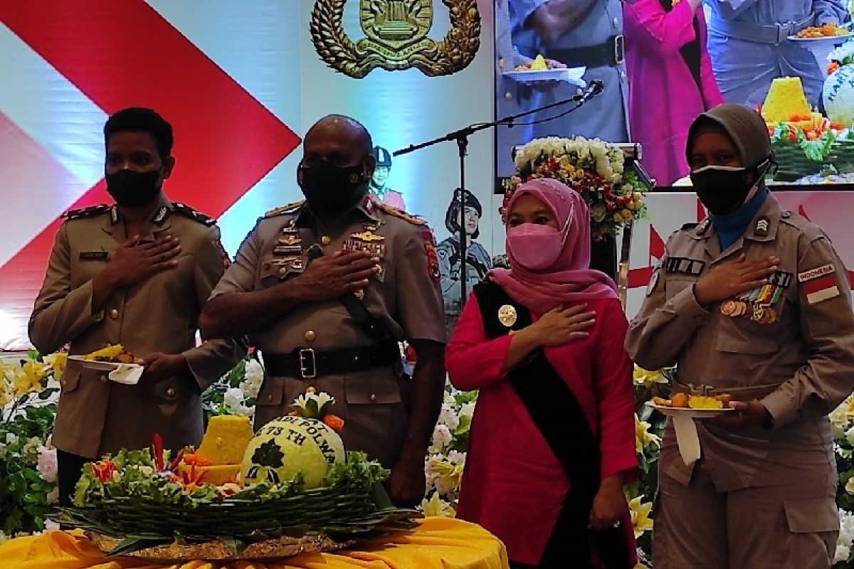 HUT Polwan di Papua berikan tumpeng mantan pasukan perdamaian