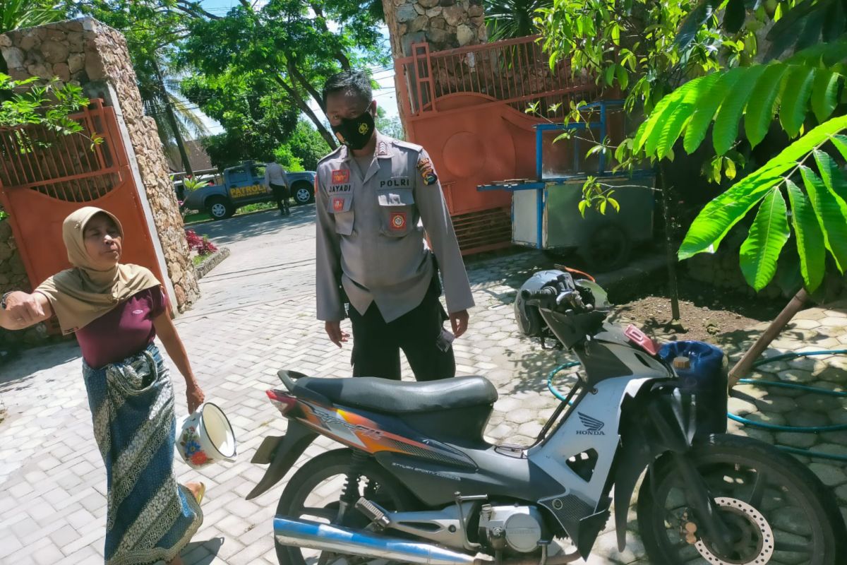 Pengendara sepeda motor hantam dam truk di jalan raya Pujut, korban luka berat