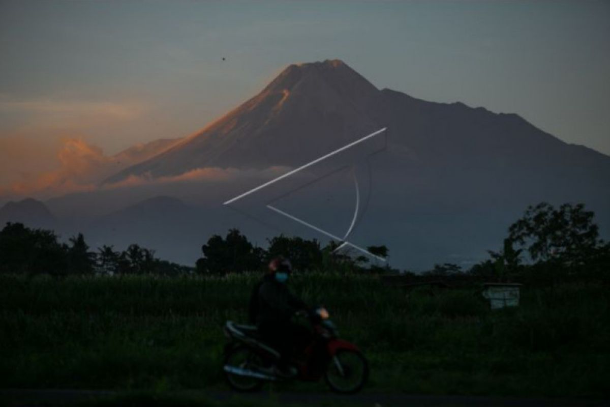 Gunung Merapi keluarkan awan panas guguran sejauh 2.300 meter