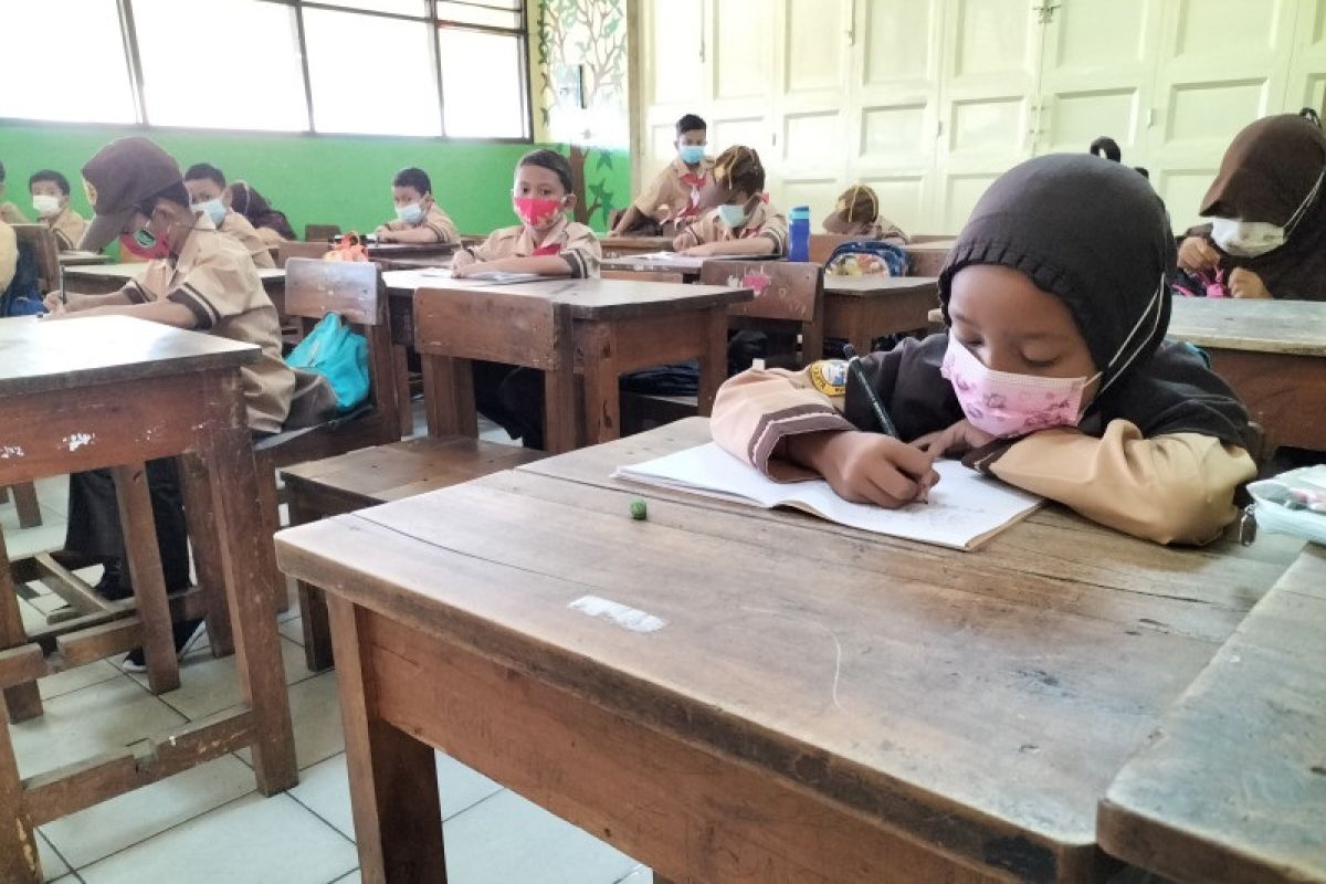 Siswa SDN 03 Duri Kepa antusias mengikuti kegiatan belajar tatap muka